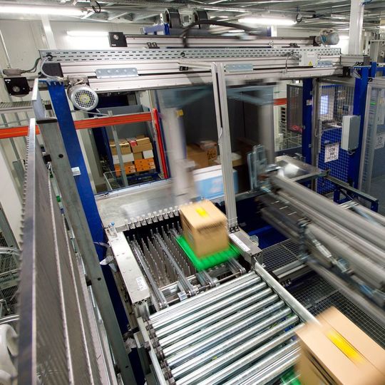 Hochdynamische, filialgerechte Kommissionierung von Tiefkühlprodukten bei -23 °C. Hochdynamische, filialgerechte Kommissionierung von Tiefkühlprodukten bei -23 °C.