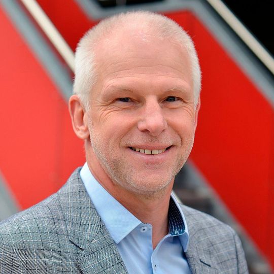 Hermann Püthe ist der Vorsitzende der neu gegründeten Fachabteilung Schaltnetzteile & Switching Mode Power Supply (SMPS). Hermann Püthe ist der Vorsitzende der neu gegründeten Fachabteilung Schaltnetzteile & Switching Mode Power Supply (SMPS).