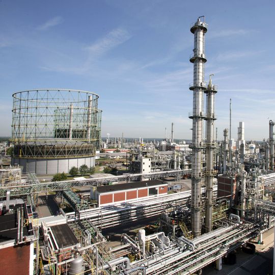 Chemiepark Marl - Evonik ordnet sein Geschäft mit Hochleistungskunststoffen der Polyamid-Gruppe neu. Chemiepark Marl - Evonik ordnet sein Geschäft mit Hochleistungskunststoffen der Polyamid-Gruppe neu.