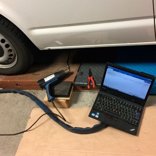 Einen Sensor mit der Heißluftpistole prüfen? Die unkonventionellen Methoden von FCD kennen kein Pardon.