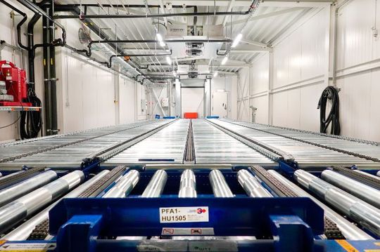 Die Palettenförderanlagen im Tiefkühllager funktionieren vollautomatisiert