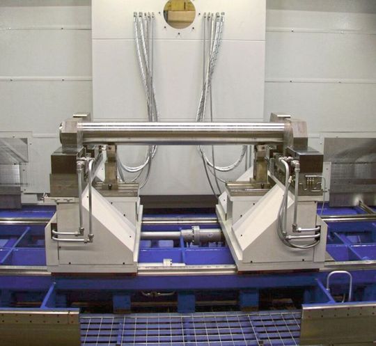 Der Ständerbauweise, den Mehrspindelkonzepten samt flexiblen Arbeitstischen sowie den neuartigen Werkzeugsystemen ist es laut SSB-Maschienenbau geschuldet, dass seine Anlagen an die jeweiligen Anforderungen in der Kurz- und Langteilbearbeitung sehr gut angepasst werden könnten, wie beispielsweise in puncto Endenbearbeitung von Radsatzwellen für Schienenfahrzeuge. Der Ständerbauweise, den Mehrspindelkonzepten samt flexiblen Arbeitstischen sowie den neuartigen Werkzeugsystemen ist es laut SSB-Maschienenbau geschuldet, dass seine Anlagen an die jeweiligen Anforderungen in der Kurz- und Langteilbearbeitung sehr gut angepasst werden könnten, wie beispielsweise in puncto Endenbearbeitung von Radsatzwellen für Schienenfahrzeuge.