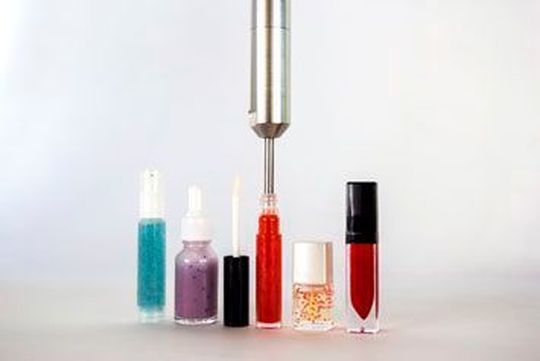Optimierte Abläufe und absolute Prozesssicherheit. In der Kosmetik- und Medizintechnikindustrie spart der VHD Hygienic Dispenser nicht nur Zeit, er reduziert auch die Anzahl potenzieller Fehlerquellen und erleichtert die Bedienung der Maschinen. Optimierte Abläufe und absolute Prozesssicherheit. In der Kosmetik- und Medizintechnikindustrie spart der VHD Hygienic Dispenser nicht nur Zeit, er reduziert auch die Anzahl potenzieller Fehlerquellen und erleichtert die Bedienung der Maschinen.