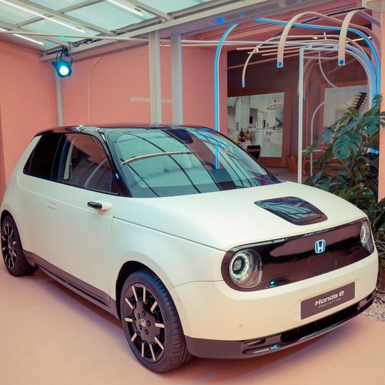 Bereits ab Frühsommer 2019 können Interessenten den Honda „E“ vorbestellen. Bereits ab Frühsommer 2019 können Interessenten den Honda „E“ vorbestellen.