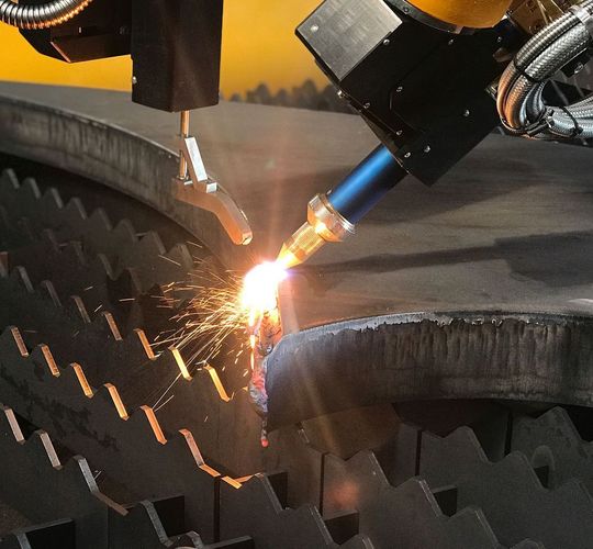 Wenn's blechtechnisch im wahrsten Sinne des Wortes „dicke“ kommt, ist Microsteps neuer Autogenrotator, wie es heißt, der durchsetzungsfähigste Problemlöser, der 3-Brenner-Systeme und roboterbasierte Anlagen in den Schatten stellt. Wenn's blechtechnisch im wahrsten Sinne des Wortes „dicke“ kommt, ist Microsteps neuer Autogenrotator, wie es heißt, der durchsetzungsfähigste Problemlöser, der 3-Brenner-Systeme und roboterbasierte Anlagen in den Schatten stellt.