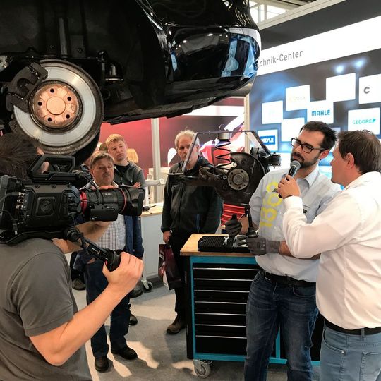 In der Live-Werkstatt zeigten viele Firmen ihre Produkte direkt am Fahrzeug. In der Live-Werkstatt zeigten viele Firmen ihre Produkte direkt am Fahrzeug.
