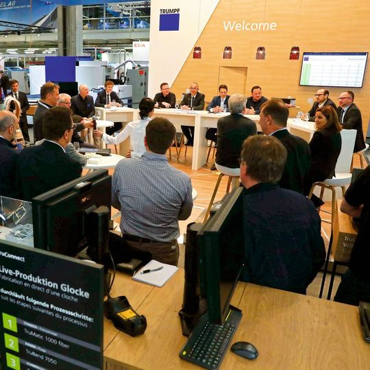 Roundtable-Gespräch auf dem Messestand der Trumpf Schweiz AG über die Nutzung von Produktionsmaschinen als «Pay per use» Roundtable-Gespräch auf dem Messestand der Trumpf Schweiz AG über die Nutzung von Produktionsmaschinen als «Pay per use»