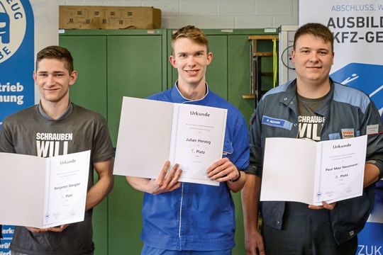 PLW-Gewinner in Thüringen: (v.li.) Benjamin Stengler (2. Platz), Julian Herzog (1. Platz), Paul Max Neumann (3. Platz). PLW-Gewinner in Thüringen: (v.li.) Benjamin Stengler (2. Platz), Julian Herzog (1. Platz), Paul Max Neumann (3. Platz).