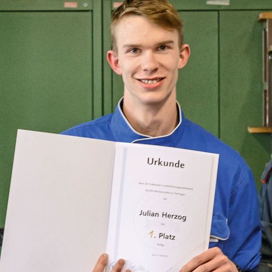 Glückwunsch: Julian Herzog gewann den Praktischen Leistungswettbewerb 2019 in Thüringen. Glückwunsch: Julian Herzog gewann den Praktischen Leistungswettbewerb 2019 in Thüringen.