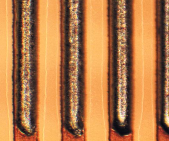 Die Materialzusammensetzung des Microbond SMT650 bietet einen konstant hohen Oberflächenwiderstand, der die Risiken von elektrochemischer Migration verhindert. Es sind keine Dendrite zu sehen. Die Materialzusammensetzung des Microbond SMT650 bietet einen konstant hohen Oberflächenwiderstand, der die Risiken von elektrochemischer Migration verhindert. Es sind keine Dendrite zu sehen.