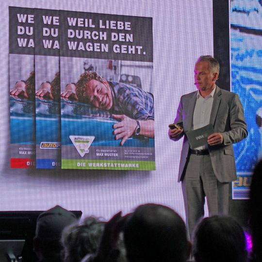 Axel Birngruber, Leiter Werkstattkonzepte bei Wessels + Müller, präsentierte den Teilnehmern der Partnertagung die einzelnen Elemente der bundesweiten Werbekampagne. Axel Birngruber, Leiter Werkstattkonzepte bei Wessels + Müller, präsentierte den Teilnehmern der Partnertagung die einzelnen Elemente der bundesweiten Werbekampagne.