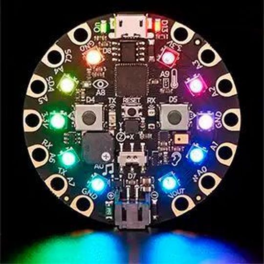 Bild 1: Die 3333 Circuit Playground Express von Adafruit bietet zehn adressierbare, steuerbare RGB-LEDs. Bild 1: Die 3333 Circuit Playground Express von Adafruit bietet zehn adressierbare, steuerbare RGB-LEDs.