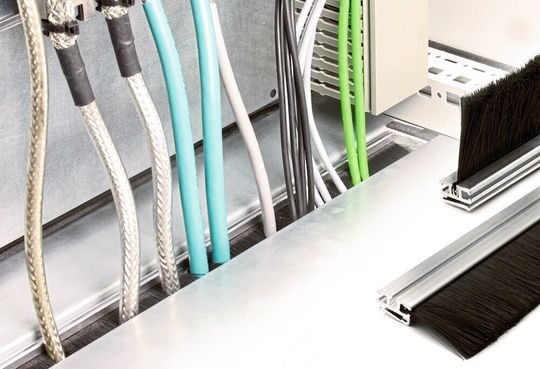 Der Kabeldurchlass KDR-BES-U von Icotek mit Bürstenleiste für den Schaltschrankboden wurde für individuelle Ausbrüche am Schaltschrank, IT-Schrank oder in der Maschinenwand entwickelt. Der Kabeldurchlass KDR-BES-U von Icotek mit Bürstenleiste für den Schaltschrankboden wurde für individuelle Ausbrüche am Schaltschrank, IT-Schrank oder in der Maschinenwand entwickelt.