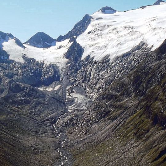 Am Rotmoosferner in den Ötztaler Alpen erforschen Mikrobiologinnen und -biologen um Ursula Peintner den Einfluss von Mikrobiom aus dem Gletschereis auf die Bodenentwicklung. Am Rotmoosferner in den Ötztaler Alpen erforschen Mikrobiologinnen und -biologen um Ursula Peintner den Einfluss von Mikrobiom aus dem Gletschereis auf die Bodenentwicklung.