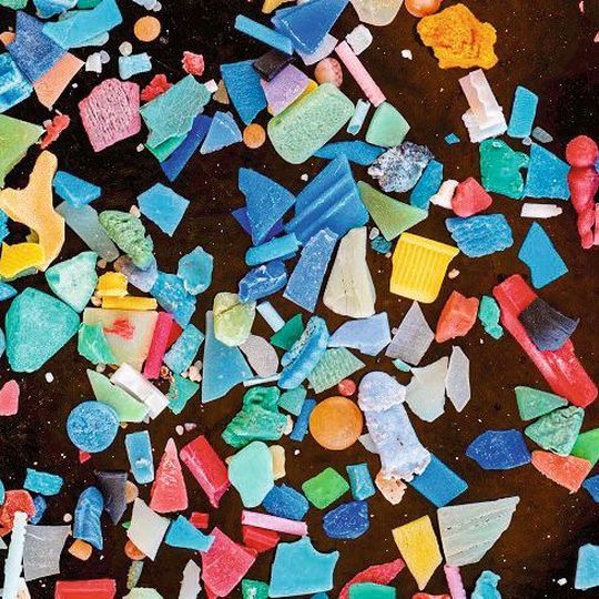 Mikroplastik findet man in allen möglichen Farben und Formen. Mikroplastik findet man in allen möglichen Farben und Formen.