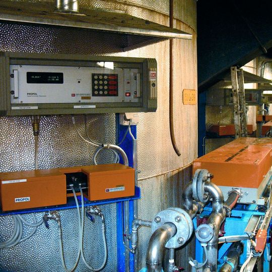 Abb 1.: Das Prozesspolarimeter Propol zur Online- und Inline-Prozesskontrolle in einer Anwendung. Abb 1.: Das Prozesspolarimeter Propol zur Online- und Inline-Prozesskontrolle in einer Anwendung.