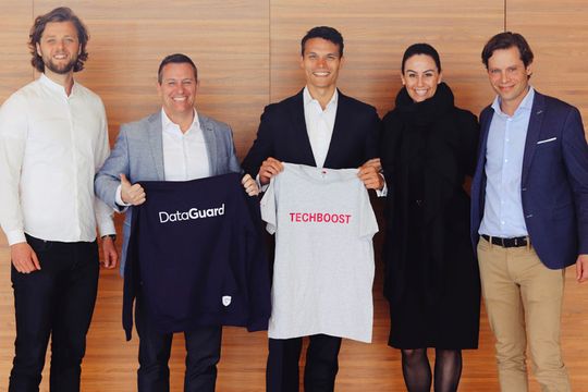 Über die Kooperation freuen sich (v.l.n.r.): Robin Westermann (Partner-Manager), Thomas Spreitzer (SVP Sales KMU, Marketing- und Partnervertrieb) und Matthias Schievelbusch (Leiter Startup-Kooperationen) von der Telekom sowie Sabina Hörmann (Key Account Manager) und Thomas Regier (Mitgründer und Geschäftsführer) von DataGuard.