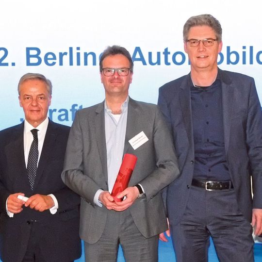 12. Berliner Automobildialog: (v. li.) Veranstalter Christoph Konrad (ZDK) mit den beiden Referenten Christoph Bender (Mineralölwirtschaftsverbands Deutschland) und Oliver Gutt (Hyundai Motor Deutschland). 12. Berliner Automobildialog: (v. li.) Veranstalter Christoph Konrad (ZDK) mit den beiden Referenten Christoph Bender (Mineralölwirtschaftsverbands Deutschland) und Oliver Gutt (Hyundai Motor Deutschland).