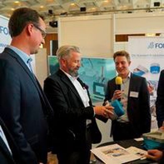 Vertreter des Volkswagen-Konzerns sowie verschiedener Industrieunternehmen informierten sich über künftige digitale Lösungen in der Automobillogistik. Vertreter des Volkswagen-Konzerns sowie verschiedener Industrieunternehmen informierten sich über künftige digitale Lösungen in der Automobillogistik.