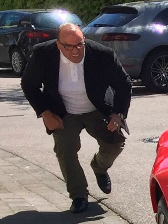 Dieser Mann gilt als dringend tatverdächtig, den Ferrari entwendet zu haben.