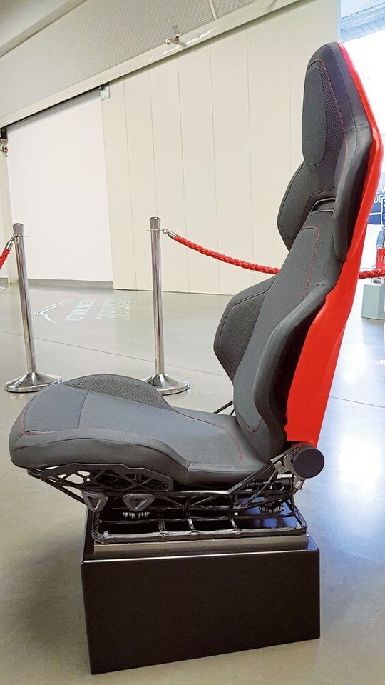 Der Ultraleichtbausitz ist das Ergebnis eines innovativen Partnerprojektes in dem das Fahrzeugsitzkonzept für künftige Sportwagen-Generationen komplett neu gedacht wurde. Der Ultraleichtbausitz ist das Ergebnis eines innovativen Partnerprojektes in dem das Fahrzeugsitzkonzept für künftige Sportwagen-Generationen komplett neu gedacht wurde.