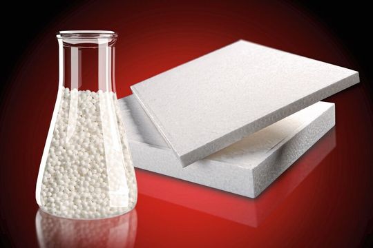 BASF stellt jetzt Prototypen des ersten Partikelschaumstoffs auf Basis von Polyethersulfon (PESU) vor. Er ist laut Unternehmen besonders für komplex-geformte Bauteile in Autos, Flugzeugen und Zügen geeignet.