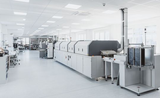 Bild 1: Die neue Produktionslinie von Pro Design mit DEK-Neohorizon-Schablonendrucker, drei Siplace SX-Maschinen von ASM und zwei Vakuum-Reflow-Öfen von Rehm Bild 1: Die neue Produktionslinie von Pro Design mit DEK-Neohorizon-Schablonendrucker, drei Siplace SX-Maschinen von ASM und zwei Vakuum-Reflow-Öfen von Rehm