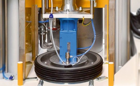 Option 2: Bei der vakuumunterstützten Folgeplatten-Entlüftung steigt die Prozesssicherheit und der Materialverlust wird reduziert.