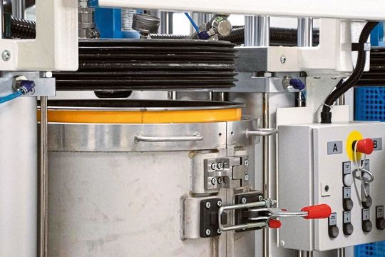 Option 3: Die neue Lösung arbeitet mit einem Vakuumspannfass von Tartler, das wie eine Vakuumkammer funktioniert. Dadurch wird die Erzeugung eines hohen Vakuums im Fass möglich. Beim Fasswechsel wird keine Luft in das System eingebracht und Materialverlust sowie Spritzgefahr sind ausgeschlossen.