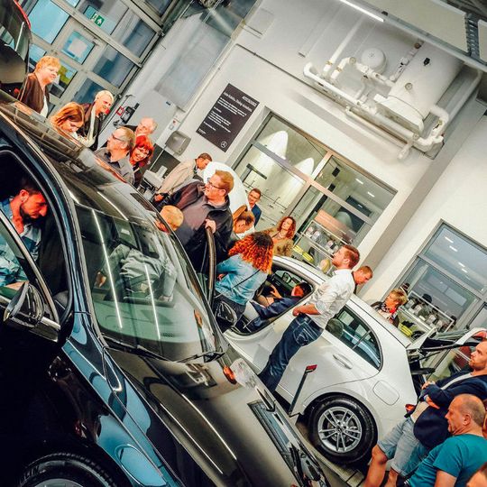 Party-Gäste in der Dialogannahme von Auto-Scholz: Mit einer A-Klasse-Party lockte der Bamberger Mercedes-Händler 5.000 Menschen ins Autohaus. Party-Gäste in der Dialogannahme von Auto-Scholz: Mit einer A-Klasse-Party lockte der Bamberger Mercedes-Händler 5.000 Menschen ins Autohaus.