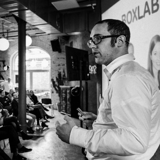 Mischa Feig präsentiert Boxlab an der Chemovator Geburtstagsfeier. Mischa Feig präsentiert Boxlab an der Chemovator Geburtstagsfeier.