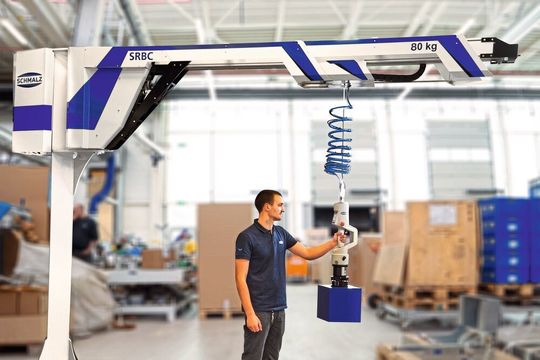 Der Seilbalancer SRBC verbessert als teilautomatisiertes Handhabungssystem nicht nur die Ergonomie am Arbeitsplatz, sondern sorgt auch gesamtheitlich für einen sicheren Ablauf in der Prozesskette. Der Seilbalancer SRBC verbessert als teilautomatisiertes Handhabungssystem nicht nur die Ergonomie am Arbeitsplatz, sondern sorgt auch gesamtheitlich für einen sicheren Ablauf in der Prozesskette.
