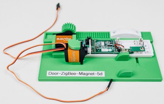 Aufnahmemodul für einen Tür-/ Fenster-Sensor. Das Modul enthält den Sensor selbst und die Elektromechanik zu dessen programmgesteuerter Bedienung.
