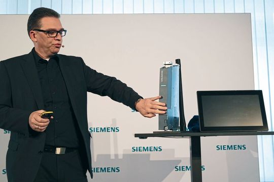 Uwe Ruttkamp, Leiter Machine Tool Systems des Siemens-Bereichs Digital
Industries, präsentiert die neue Werkzeugmaschinensteuerung Sinumerik One,
die es zum Einbau in den Schaltschrank und als PC-Panel-Version gibt. Uwe Ruttkamp, Leiter Machine Tool Systems des Siemens-Bereichs Digital
Industries, präsentiert die neue Werkzeugmaschinensteuerung Sinumerik One,
die es zum Einbau in den Schaltschrank und als PC-Panel-Version gibt.