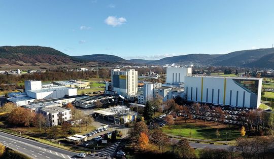 Über fast 40 Jahre hat sich der Josera-Firmenkomplex im Industriegebiet Kleinheubach kontinuierlich zu seiner heutigen Größe entwickelt. Über fast 40 Jahre hat sich der Josera-Firmenkomplex im Industriegebiet Kleinheubach kontinuierlich zu seiner heutigen Größe entwickelt.