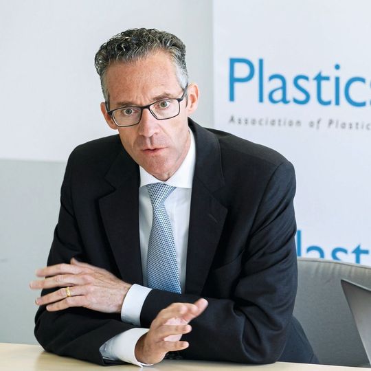 Michael Zobel, Vorsitzender Plastics Europe Deutschland beleuchtete beim Wirtschaftspressegespräch in Wesseling bei Köln u.a. den Rückgang in der kunststofferzeugenden Industrie. Michael Zobel, Vorsitzender Plastics Europe Deutschland beleuchtete beim Wirtschaftspressegespräch in Wesseling bei Köln u.a. den Rückgang in der kunststofferzeugenden Industrie.