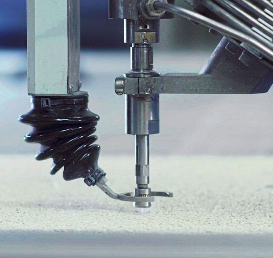 Eine für das 2D- und 3D-Wasserstrahlschneiden nutzbare Anlage des Typs STM 6020 Premiumcut 3D IFC bringt bei Melos-Kunden jetzt Farbe und Motive präzise in strapazierfähige Sportbodenbeläge aus einem zäh-elastischen Elastomergranulat. Eine für das 2D- und 3D-Wasserstrahlschneiden nutzbare Anlage des Typs STM 6020 Premiumcut 3D IFC bringt bei Melos-Kunden jetzt Farbe und Motive präzise in strapazierfähige Sportbodenbeläge aus einem zäh-elastischen Elastomergranulat.