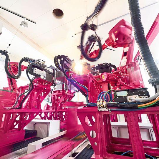 Hochautomatisiert und vernetzt: Schweissroboter im 250-Millionen-Euro-Werk. Hochautomatisiert und vernetzt: Schweissroboter im 250-Millionen-Euro-Werk.