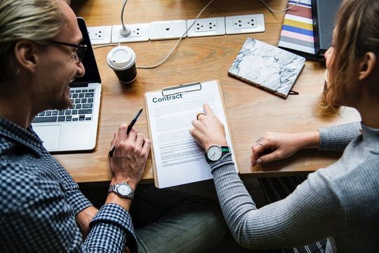 Der Weg zum Arbeitsvertrag verläuft mittlerweile oft anders: Unternehmen müssen sich im „War for Talents“ um Fachkräfte bewerben und sie von sich überzeugen – Stichwort Reverse Recuiting. Der Weg zum Arbeitsvertrag verläuft mittlerweile oft anders: Unternehmen müssen sich im „War for Talents“ um Fachkräfte bewerben und sie von sich überzeugen – Stichwort Reverse Recuiting.
