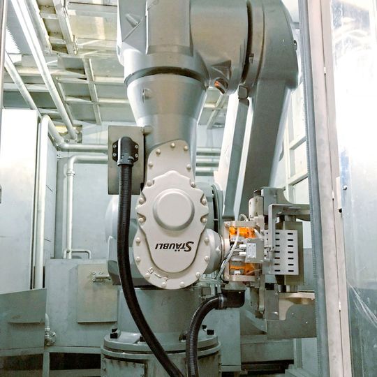 Mit dem richtigen Roboter lässt sich auch die Teilereinigung automatisieren. Mit dem richtigen Roboter lässt sich auch die Teilereinigung automatisieren.