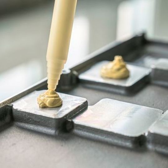 Gap Filler: Flüssigen Gap Fillern kommt eine große Bedeutung bei der thermischen Anbindung und Entwärmung elektrischer Komponenten in der E-Mobilität zu. Gap Filler: Flüssigen Gap Fillern kommt eine große Bedeutung bei der thermischen Anbindung und Entwärmung elektrischer Komponenten in der E-Mobilität zu.
