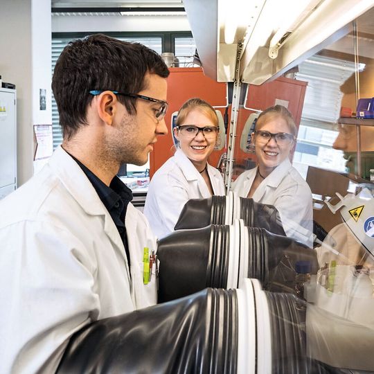 Dr. Claudia Ott und Doktorand Felix Reiter im Labor der Arbeitsgruppe von Prof. Nilges in Garching Dr. Claudia Ott und Doktorand Felix Reiter im Labor der Arbeitsgruppe von Prof. Nilges in Garching
