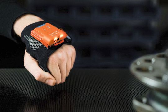 Der intelligente Handschuh Mark 2 ist auf eine Scan-Reichweite von 150 cm ausgelegt.