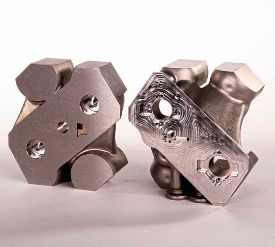 Der 3D-Druck in Metall hat es ermöglicht, dass ein Spritzgießwerkzeug völlig neu konzipiert werden konnte, betont Toolcraft. Hier einige Komponenten davon. Die Form wurde so kleiner und leichter, was ihren Einsatz in kleineren Spritzgießmaschinen erlaubt. Die rechte Hälfte zeigt Spuren der zerspanenden Nacharbeit, die noch nötig ist. Der 3D-Druck in Metall hat es ermöglicht, dass ein Spritzgießwerkzeug völlig neu konzipiert werden konnte, betont Toolcraft. Hier einige Komponenten davon. Die Form wurde so kleiner und leichter, was ihren Einsatz in kleineren Spritzgießmaschinen erlaubt. Die rechte Hälfte zeigt Spuren der zerspanenden Nacharbeit, die noch nötig ist.