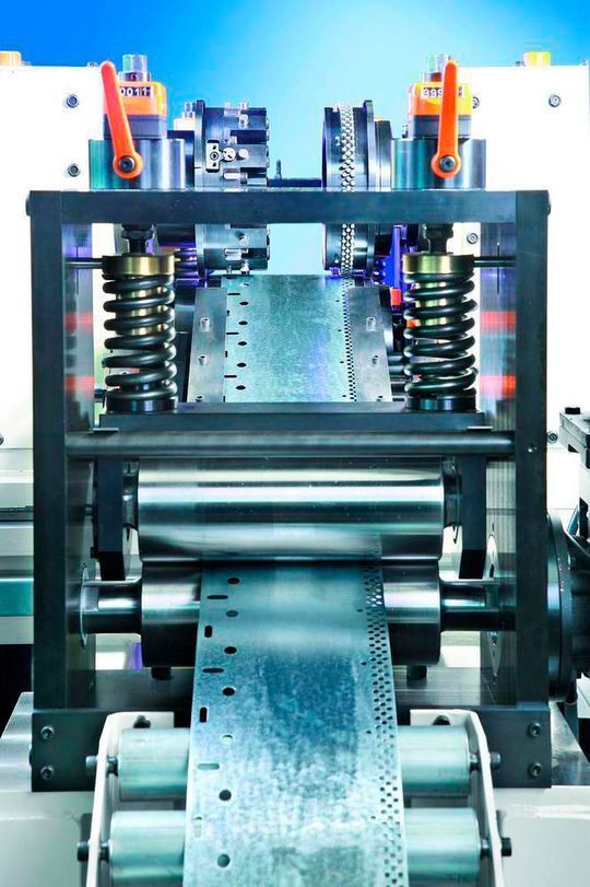 Beim Rotationsstanzen können Endlosmaterialien schneller, leiser, genauer und sogar mit geringeren Investitionen bearbeitet werden. Beim Rotationsstanzen können Endlosmaterialien schneller, leiser, genauer und sogar mit geringeren Investitionen bearbeitet werden.
