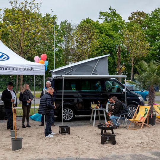 Das Autohaus Hofmann & Wittmann legte für die Marketingaktion einen künstlichen Strand an. Das Autohaus Hofmann & Wittmann legte für die Marketingaktion einen künstlichen Strand an.