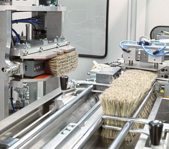 Roth Composites Machinery präsentiert eine Bürsten- und Besenfertigungsanlage, die alle Borstenarten verarbeiten kann. Voll automatisiert, leise und bedienerfreundlich, stehe sie für eine hohe Produktivität gepaart mit absoluter Prozesssicherheit. Roth Composites Machinery präsentiert eine Bürsten- und Besenfertigungsanlage, die alle Borstenarten verarbeiten kann. Voll automatisiert, leise und bedienerfreundlich, stehe sie für eine hohe Produktivität gepaart mit absoluter Prozesssicherheit.
