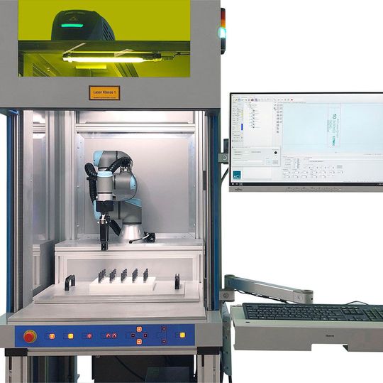 Ein robotergestütztes Lasermarkiersystem von AxNum. Ein robotergestütztes Lasermarkiersystem von AxNum.