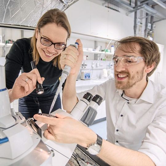 Kristina Tschulik und Mathies Evers entwickeln Methoden, um seltene und teure Edelmetall-Partikel möglichst ressourcenschonend als Katalysatoren nutzen zu können. Kristina Tschulik und Mathies Evers entwickeln Methoden, um seltene und teure Edelmetall-Partikel möglichst ressourcenschonend als Katalysatoren nutzen zu können.