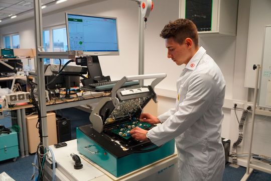 Bild 1: Sascha Gerstberger, Prüfmittelbau In-Circuit Test und Flying Probe, am SPEA 3030 Compact in der „Denkfabrik“ in Erlangen. Bild 1: Sascha Gerstberger, Prüfmittelbau In-Circuit Test und Flying Probe, am SPEA 3030 Compact in der „Denkfabrik“ in Erlangen.